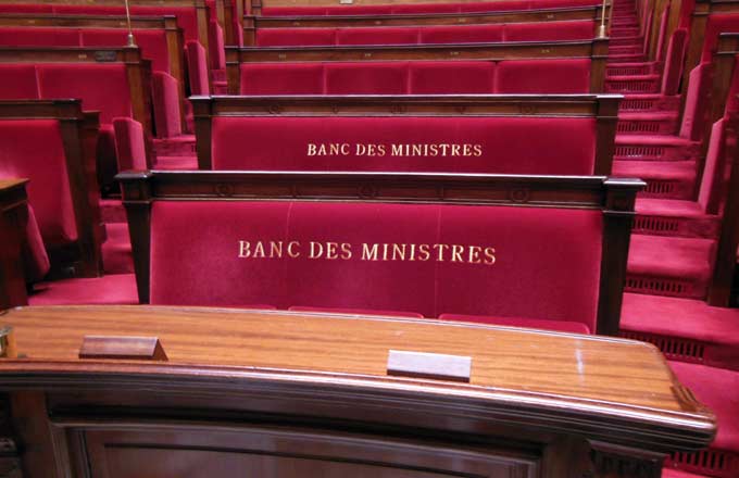 Bancs des ministres à l’Assemblée nationale (crédit photo: Sunala)