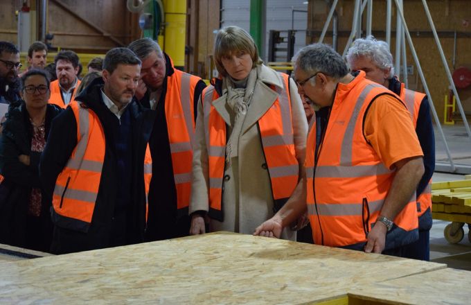 Valérie Létard en visite chez Ossabois (crédit photo: Pierre Alexis Duris/Préfecture de la Loire)