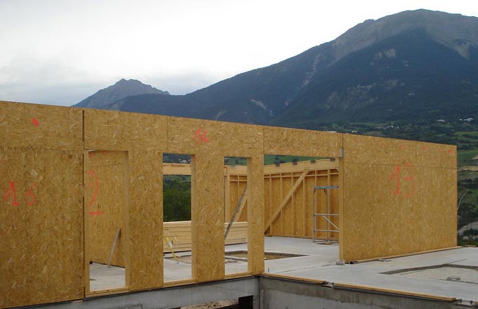 Mur à ossature bois, l’un des éléments assujettis à l’écocontribution PMCB (crédit photo: AMC Alpes Méditerranée Charpente)