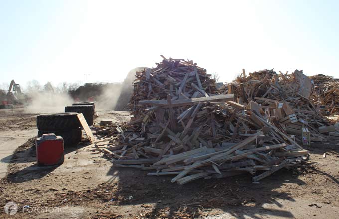 Bois déchet dit de classe A, c’est-à-dire bois sans adjuvant issu de vieux emballages, telles que palettes et cagettes (crédit photo: CC/Forestopic)