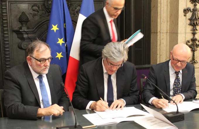 Signature de la charte de la forêt communale, le 14 décembre 2016. De g. à dr., Dominique Jarlier, Stéphane Le Foll, Christian Dubreuil