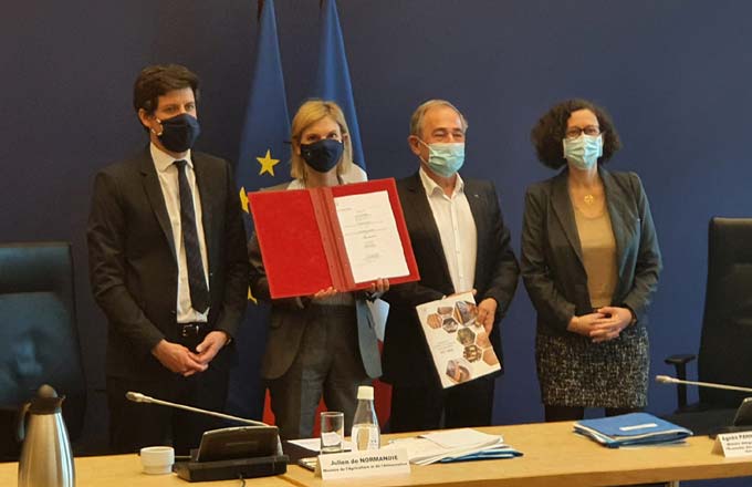 Signature de l’avenant au contrat 2018-2022 stratégique de la filière bois. De gauche à droite: Julien Denormandie, ministre de l’Agriculture, Agnès Pannier-Runacher, ministre déléguée chargée de l’industrie, Luc Charmasson, président du CSF bois, Emmanuelle Wargon, ministre déléguée chargée du logement (photo: droits réservés)