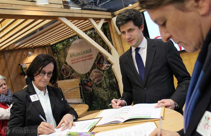 Signature du contrat d’objectifs et de performance du CNPF avec, de gauche à droite, Anne-Marie Bareau, présidente du CNPF, Julien Denormandie, ministre français de l’Agriculture, Claire Hubert, directrice générale du CNPF, lors du salon de l’agriculture 2022 (crédit photo: CC/Forestopic)