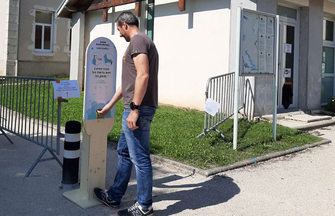 Du bois pour fabriquer des bornes de gel hydroalcoolique, des masques anti-postillons et même des antiviraux