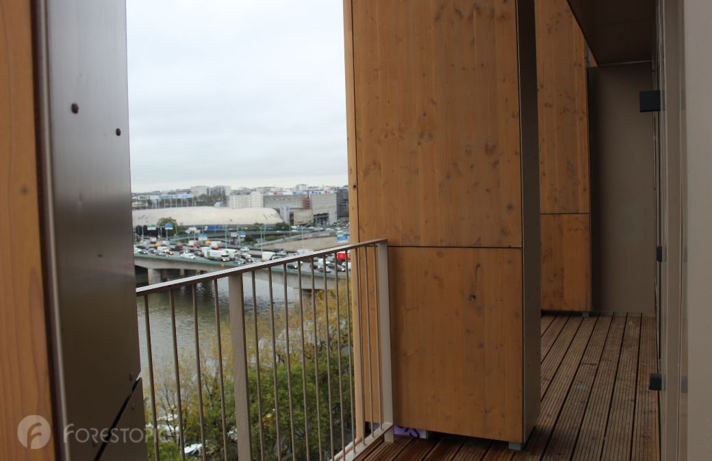 Exemple de balcon de Wood Up. Capsule protectrice de plâtre visible au sein des poteaux bois (crédit photo: CC/Forestopic)