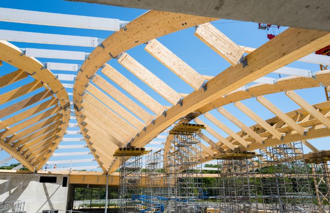 Nouvelle piscine olympique de Taverny (Val d’Oise) et sa charpente réalisée avec 550 m³ de bois d’épicéa, par le groupe CMBP, spécialiste de la structure en bois lamellé-collé. Vue sur le chantier, la structure ayant été achevée en août 2023 (photo: droits réservés)