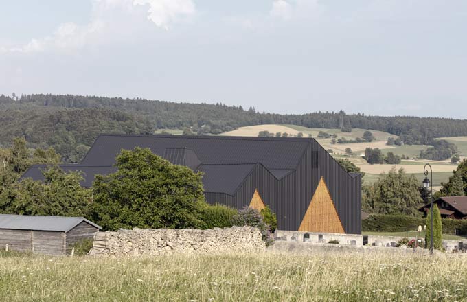 La volumétrie des «Cimes» rappelle les charpentes environnantes et souligne la chaîne de montagne jurassienne (crédit photo: Matthieu Gafsou)